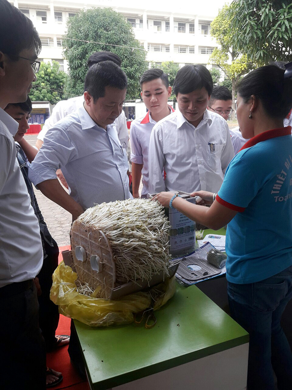 Đón nhận tấm bằng khen từ Thứ trưởng bộ công nghệ Trần Văn Tùng, chị Ánh Mây đại diện công ty Toàn Diện cảm thấy vô cùng tự hào và càng có động lực để hết mình quảng bá sản phẩm đến với hội chợ triển lãm.   